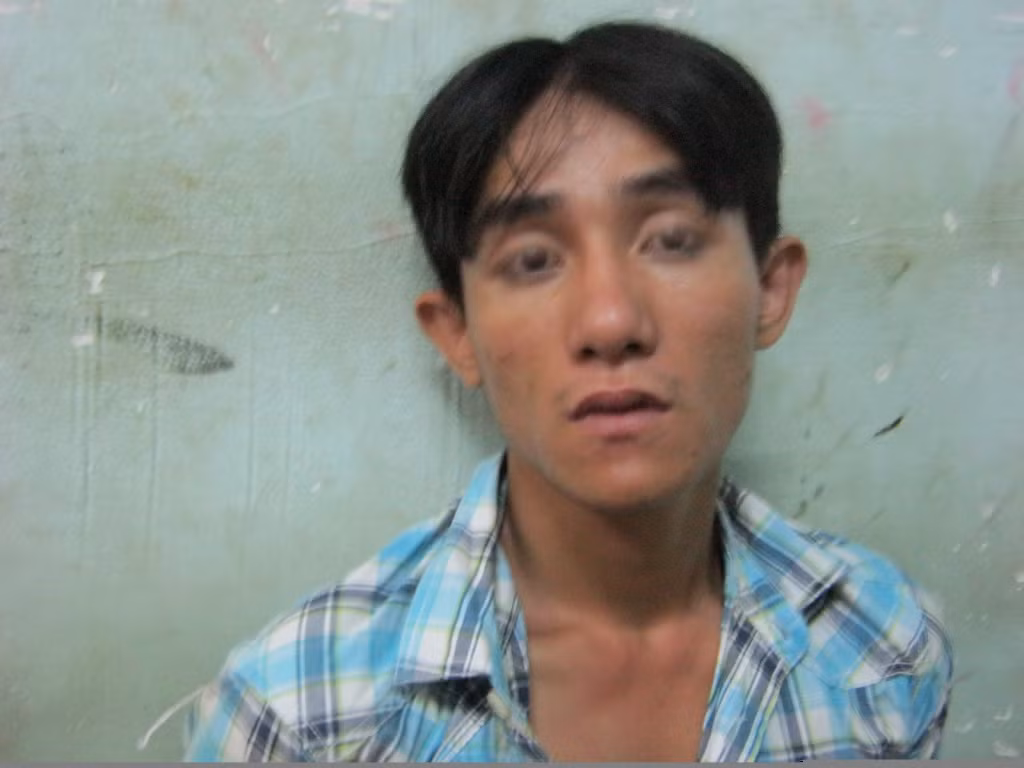 Bản lĩnh chuột nhắt của “đại ca” hai tay hai súng chui vào chuồng gà trốn công an Bản lĩnh chuột nhắt của “đại ca” hai tay hai súng chui vào chuồng gà trốn công an