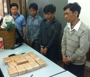 Các đối tượng nhà Phàng A cùng 30 bánh heroin tại cơ quan CA. Các đối tượng nhà Phàng A cùng 30 bánh heroin tại cơ quan CA.