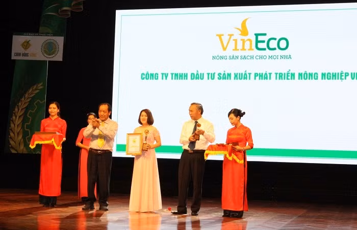 Đại diện VinEco nhận chứng nhận “Thương hiệu Vàng nông nghiệp Việt Nam”.