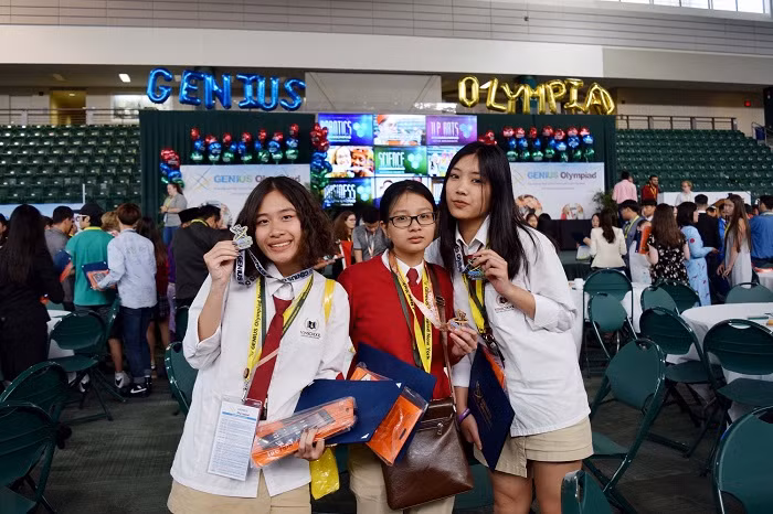 Mai Anh (đứng ngoài cùng bên trái) cùng những người bạn của mình tham dự vòng Chung kết GENIUS Olympiad tại New York, Mỹ. Mai Anh (đứng ngoài cùng bên trái) cùng những người bạn của mình tham dự vòng Chung kết GENIUS Olympiad tại New York, Mỹ.