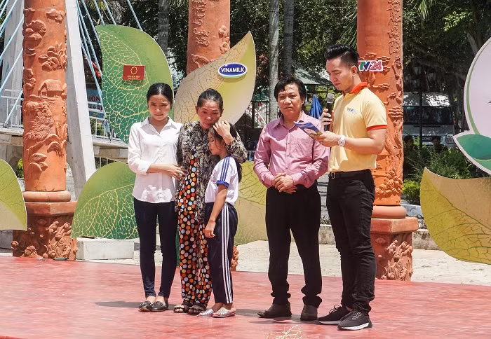 Ông Trần Hữu Phương – Giám đốc Chi nhánh Vinamilk tại Cần Thơ chia sẻ về sự hỗ trợ của Vinamilk dành cho gia đình bé Hoàng Thị Hồng Ngọc, là đối tượng thụ hưởng của Quỹ sữa Vươn cao Việt Nam. Ông Trần Hữu Phương – Giám đốc Chi nhánh Vinamilk tại Cần Thơ chia sẻ về sự hỗ trợ của Vinamilk dành cho gia đình bé Hoàng Thị Hồng Ngọc, là đối tượng thụ hưởng của Quỹ sữa Vươn cao Việt Nam.