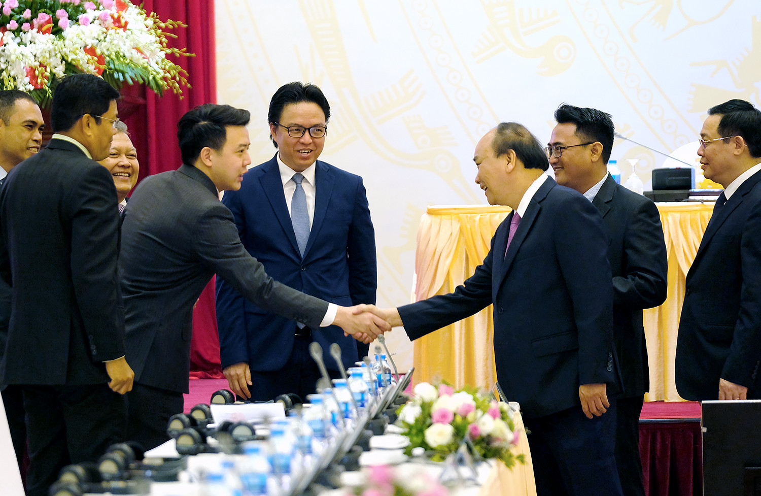 Thủ tướng thăm hỏi các đại biểu tham dự hội nghị.