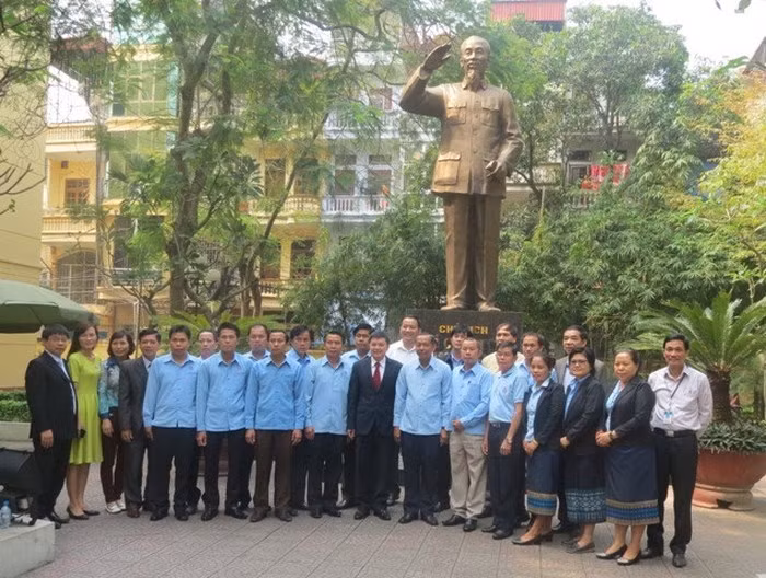 Tượng đài Chủ tịch Hồ Chí Minh trong sân trường Đại học Công đoàn có ý nghĩa lịch sử to lớn. (Ảnh: TL) Tượng đài Chủ tịch Hồ Chí Minh trong sân trường Đại học Công đoàn có ý nghĩa lịch sử to lớn. (Ảnh: TL)
