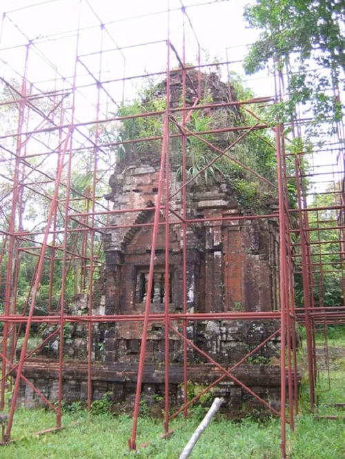 Chằng chống di tích ở Mỹ Sơn. (Ảnh từ năm 2007).