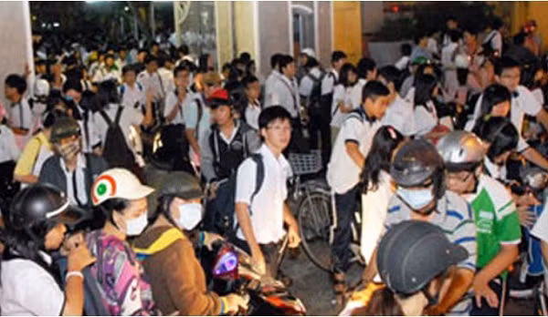 Hình ảnh các em học sinh tan lớp sau giờ học thêm (Ảnh minh họa: sggp.org.vn). Hình ảnh các em học sinh tan lớp sau giờ học thêm (Ảnh minh họa: sggp.org.vn).