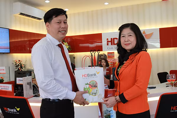 Khách hàng nhận quà khai trương tại HDBank Ngã Năm. Khách hàng nhận quà khai trương tại HDBank Ngã Năm.