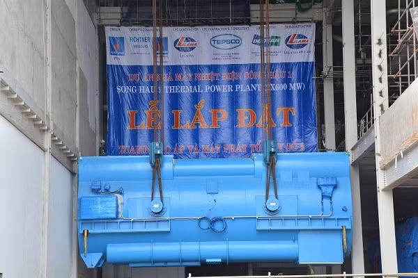 Lễ lắp đặt máy phát tổ máy số 2. Lễ lắp đặt máy phát tổ máy số 2.