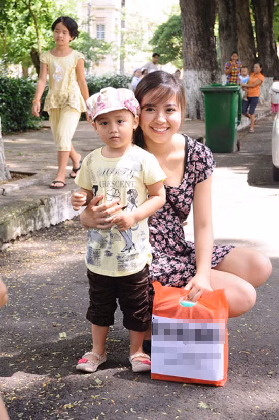 Á hậu Nguyễn Ngọc Kiều Khanh vốn sở hữu gương mặt mũm mĩm và dễ thương. Sau khi trở về từ cuộc thi Hoa hậu Thế giới có vẻ như Kiều Khanh đã tăng cân. Có một dạo, hình ảnh cô xuất hiện trong một hoạt động từ thiện được khán giả ví như mẹ trẻ đưa bé đi khám bệnh. Dù sao thì trong mắt người hâm mộ, Á hậu vẫn luôn dễ thương dưới mọi góc nhìn. Xem thêm: Cùng Triệu Vy lấy lại vóc dáng thon thả, yêu kiều sau sinh. Á hậu Nguyễn Ngọc Kiều Khanh vốn sở hữu gương mặt mũm mĩm và dễ thương. Sau khi trở về từ cuộc thi Hoa hậu Thế giới có vẻ như Kiều Khanh đã tăng cân. Có một dạo, hình ảnh cô xuất hiện trong một hoạt động từ thiện được khán giả ví như mẹ trẻ đưa bé đi khám bệnh. Dù sao thì trong mắt người hâm mộ, Á hậu vẫn luôn dễ thương dưới mọi góc nhìn. Xem thêm: Cùng Triệu Vy lấy lại vóc dáng thon thả, yêu kiều sau sinh.
