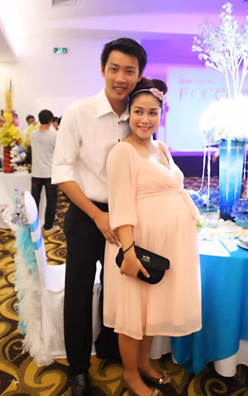 Giai đoạn bầu bí những tháng cuối, Ốc Thanh Vân trông rất "đồ sộ", gương mặt cô tròn xoe, đáng yêu. (Ảnh: 24h)
