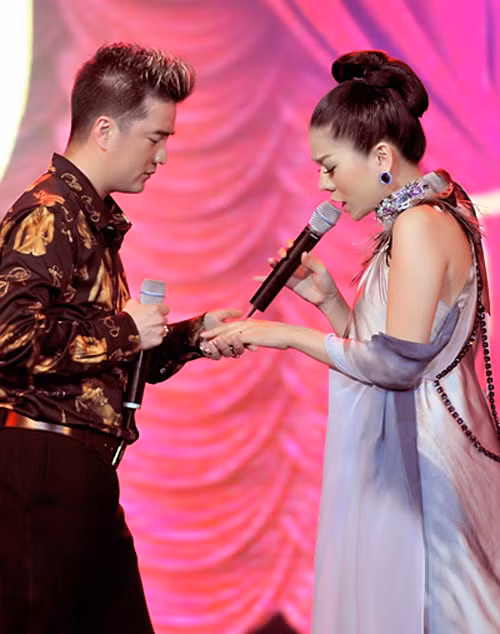 Ngọc Quyên rất da dáng "madam" với kiểu tóc vấn cao khi "bầu bí". (Ảnh: 24h)