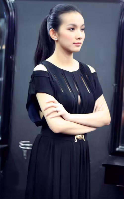 Những tháng đầu của việc "bầu bí", Hoa hậu Dương Thùy Lâm vẫn rất duyên dáng trong váy đầm có đai eo xinh xắn. (Ảnh: 24h)