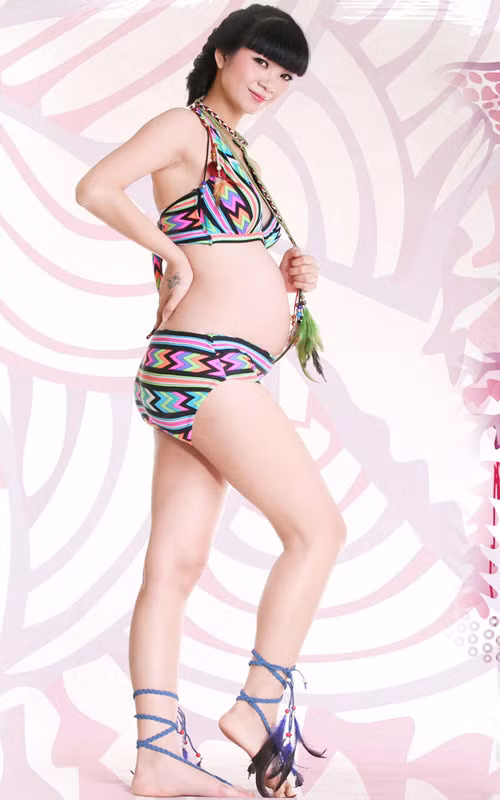 Người mẫu Hạ Vy khiến nhiều bà bầu ghen tỵ với sự gợi cảm trong những mẫu bikini nuột nà. (Ảnh: 24h)