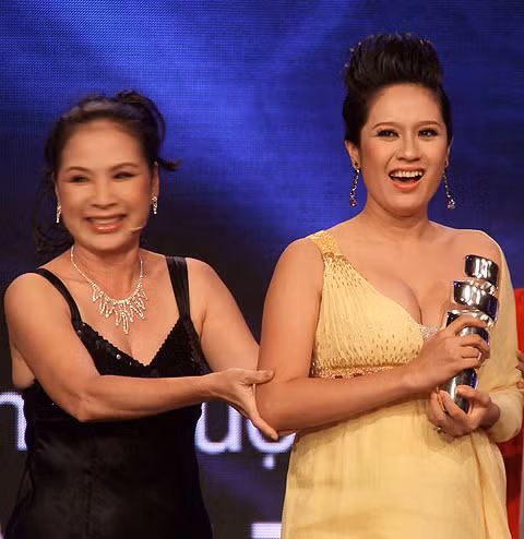 "2 mẹ con" Thanh Thúy cùng lên nhận giải thưởng danh giá. Khi bầu bí, Thanh Thúy trông rất phúc hậu. (Ảnh: 24h)