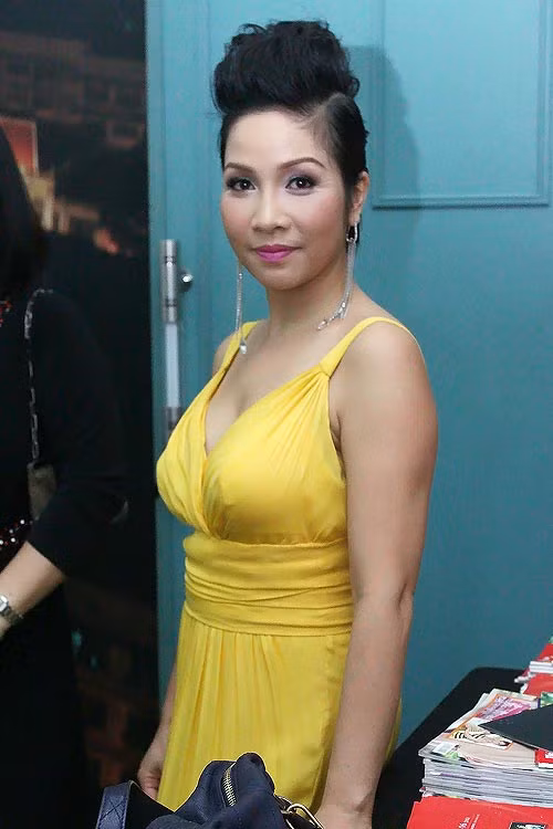 Ca sĩ Mỹ Linyh tươi tắn, trẻ trung với đầm màu vàng nắng. (Ảnh: 24h) Xem thêm: Phong cách thời trang Hồ Ngọc Hà.