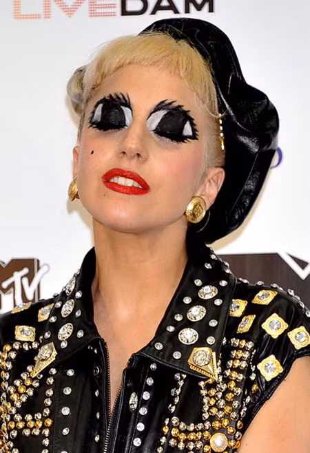 Lady Gaga khiến fan "chết khiếp" với lối trang điểm không thể kỳ quái hơn. (Ảnh: xz) Xem thêm: Lên đời nhan sắc nhờ trang điểm / Vì sao nhan sắc này khiến cư dân mạng chao đảo? Lady Gaga khiến fan "chết khiếp" với lối trang điểm không thể kỳ quái hơn. (Ảnh: xz) Xem thêm: Lên đời nhan sắc nhờ trang điểm / Vì sao nhan sắc này khiến cư dân mạng chao đảo?