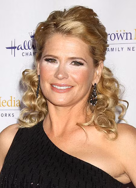 Trang điểm không những không làm Kristy Swanson đẹp hơn lên, mà còn khiến cho các nếp nhăn của cô "lồ lộ" trước bàn dân thiên hạ, cho thấy dung nhan đã "hết thời". (Ảnh: xz) Xem thêm: Lên đời nhan sắc nhờ trang điểm / Vì sao nhan sắc này khiến cư dân mạng chao đảo? Trang điểm không những không làm Kristy Swanson đẹp hơn lên, mà còn khiến cho các nếp nhăn của cô "lồ lộ" trước bàn dân thiên hạ, cho thấy dung nhan đã "hết thời". (Ảnh: xz) Xem thêm: Lên đời nhan sắc nhờ trang điểm / Vì sao nhan sắc này khiến cư dân mạng chao đảo?