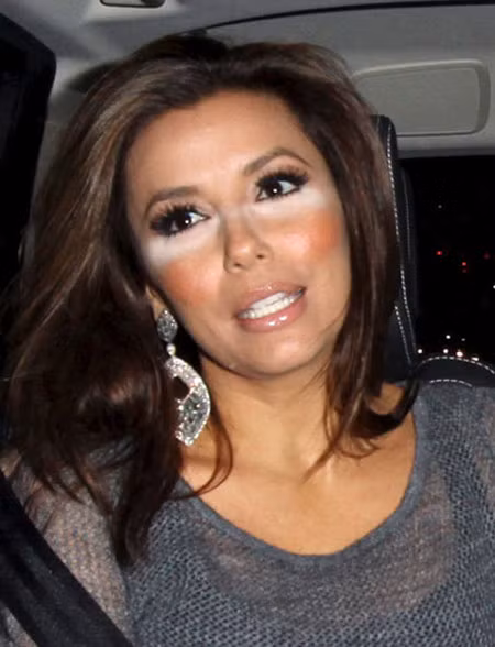 Không biết chuyên viên trang điểm Eva Longoria là ai, có gu thẩm mỹ thế nào mà lại để gương mặt "sếp" xuất hiện hai vệt trắng như người ... da đỏ. Lối trang điểm bợt lạt này khiến Eva xấu tệ. (Ảnh: xz) Xem thêm: Lên đời nhan sắc nhờ trang điểm / Vì sao nhan sắc này khiến cư dân mạng chao đảo? Không biết chuyên viên trang điểm Eva Longoria là ai, có gu thẩm mỹ thế nào mà lại để gương mặt "sếp" xuất hiện hai vệt trắng như người ... da đỏ. Lối trang điểm bợt lạt này khiến Eva xấu tệ. (Ảnh: xz) Xem thêm: Lên đời nhan sắc nhờ trang điểm / Vì sao nhan sắc này khiến cư dân mạng chao đảo?