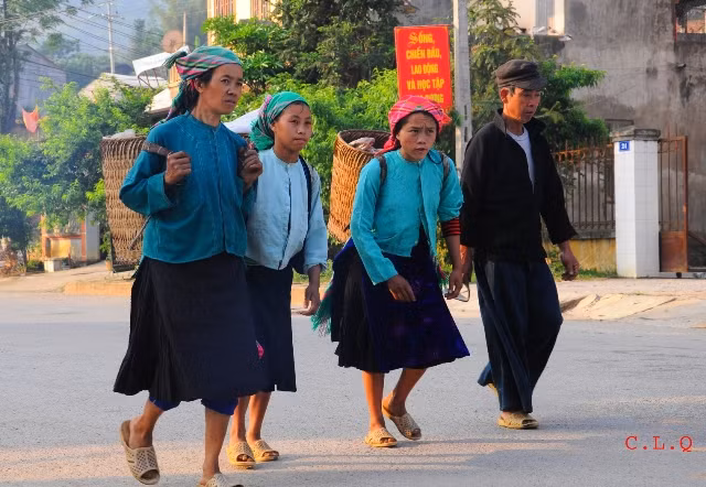 Cả gia đình đến phiên chợ. Cả gia đình đến phiên chợ.