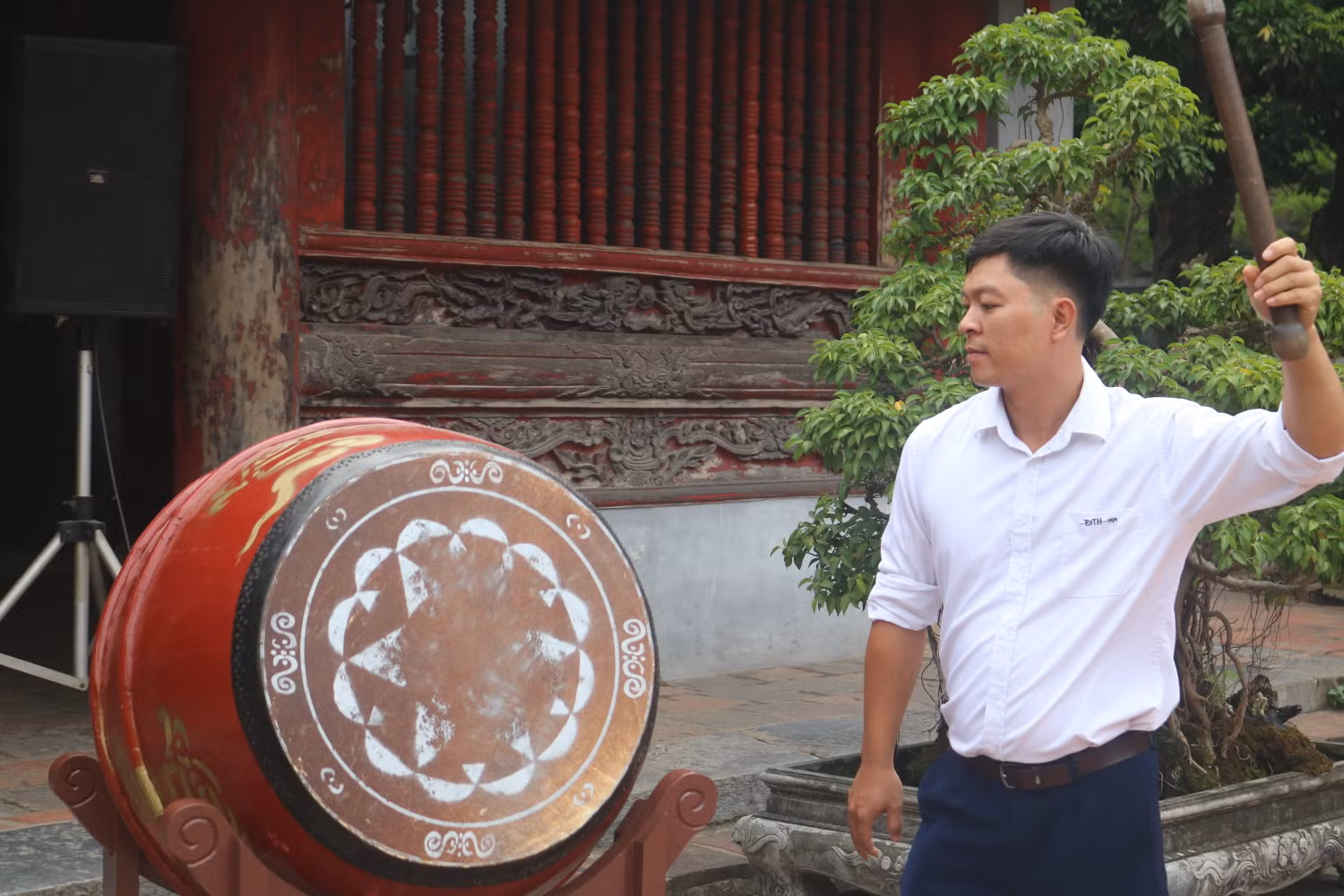 Tiếng trống trường vang lên, năm học 2023-2024 của thầy và trò Trường trung học phổ thông Đinh Tiên Hoàng chính thức bắt đầu. Tiếng trống trường vang lên, năm học 2023-2024 của thầy và trò Trường trung học phổ thông Đinh Tiên Hoàng chính thức bắt đầu.