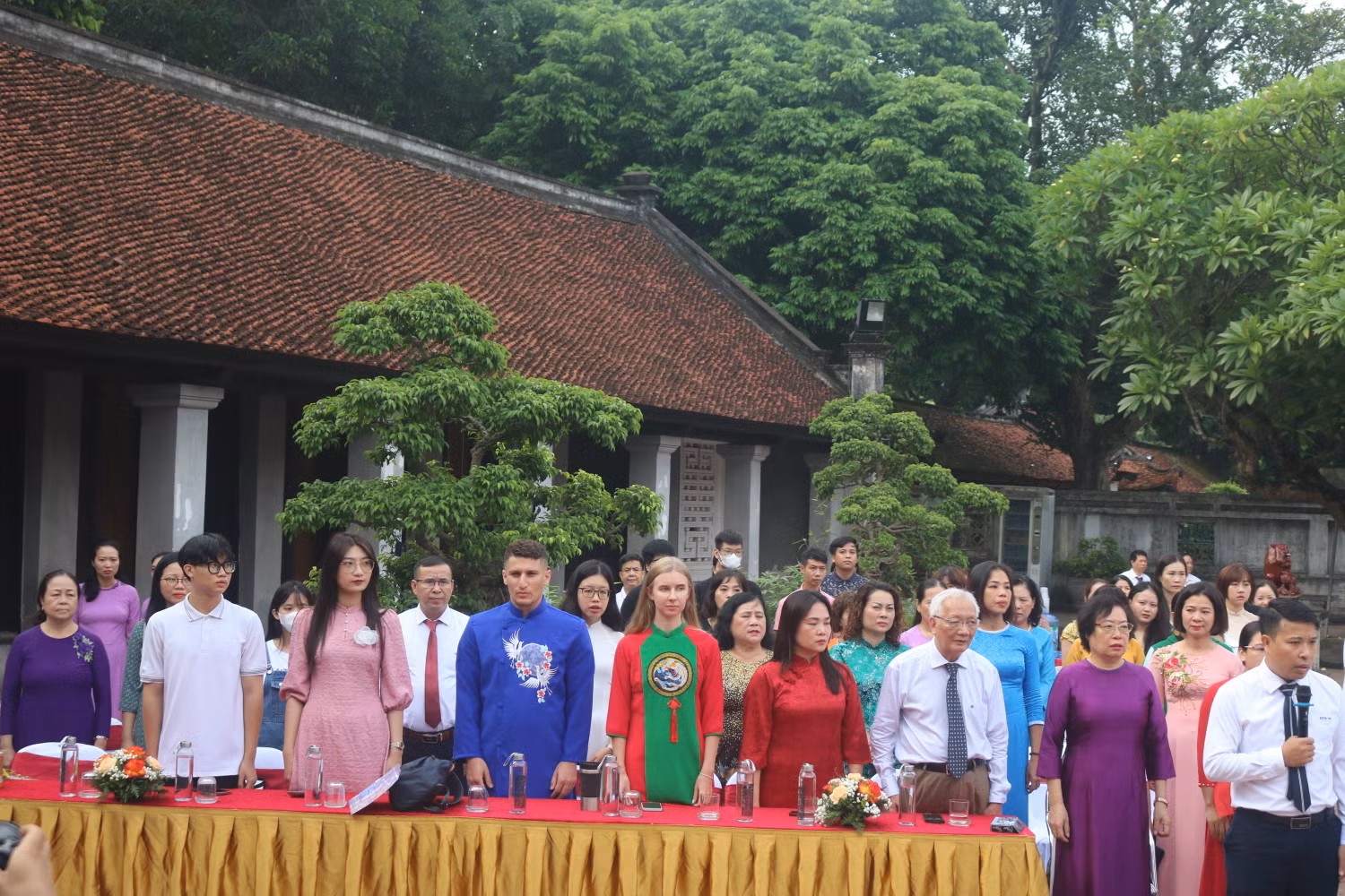 Các đại biểu cùng ban lãnh đạo của Trường trung học phổ thông Đinh Tiên Hoàng trong buổi lễ khai giảng. Các đại biểu cùng ban lãnh đạo của Trường trung học phổ thông Đinh Tiên Hoàng trong buổi lễ khai giảng.