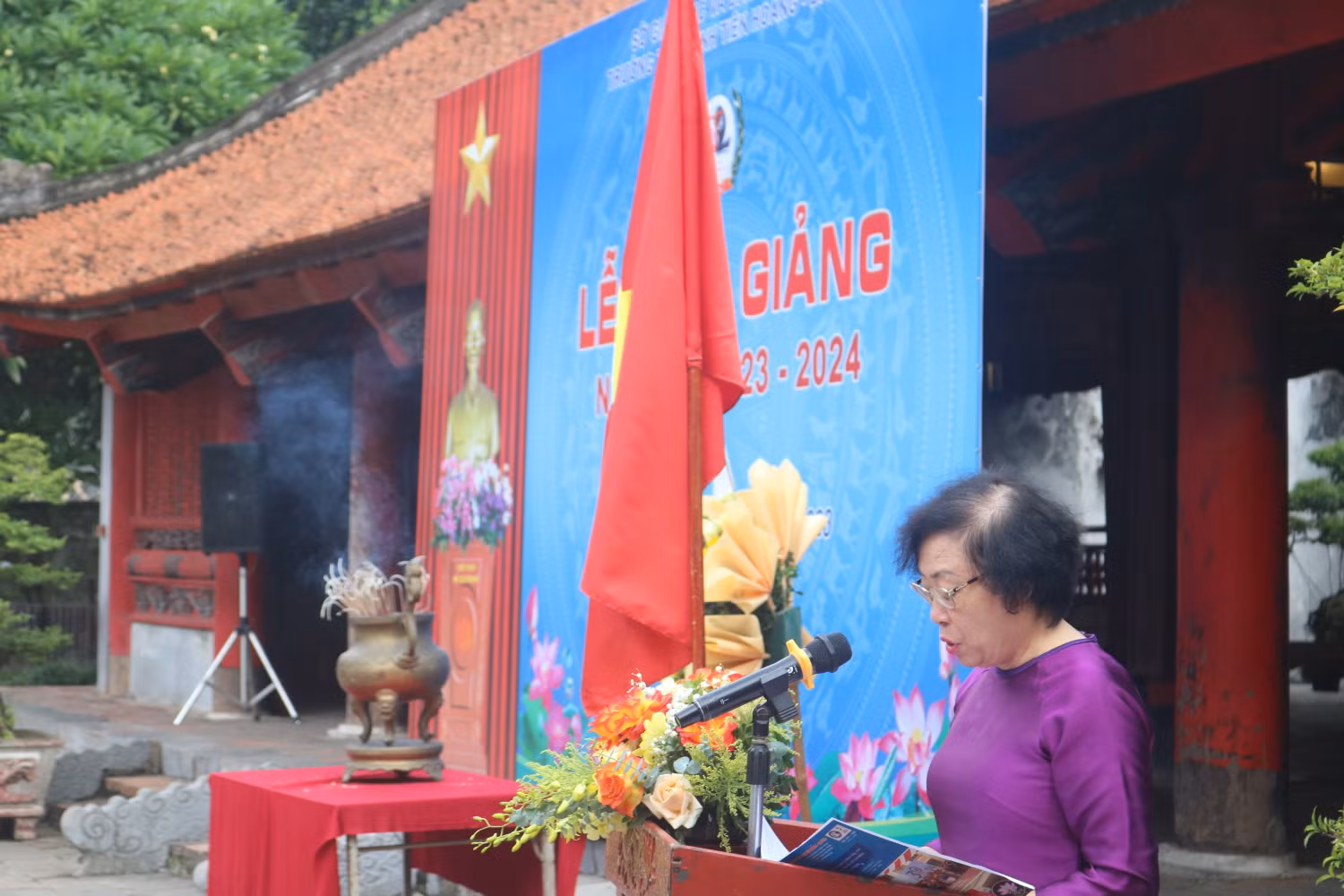 Hiệu trưởng nhà trường, Thạc sĩ Đặng Ngọc Trâm đọc thư chúc mừng nhân dịp khai giảng năm học mới của Chủ tịch nước Võ Văn Thưởng. Hiệu trưởng nhà trường, Thạc sĩ Đặng Ngọc Trâm đọc thư chúc mừng nhân dịp khai giảng năm học mới của Chủ tịch nước Võ Văn Thưởng.