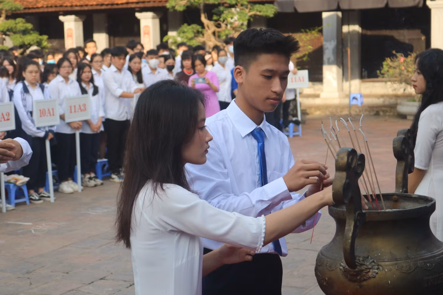 Học sinh dâng hương tưởng nhớ về anh hùng dân tộc Đinh Tiên Hoàng và thề nguyền thực hiện “lời thề khuyến học” thiêng liêng trước buổi lễ khai giảng. Học sinh dâng hương tưởng nhớ về anh hùng dân tộc Đinh Tiên Hoàng và thề nguyền thực hiện “lời thề khuyến học” thiêng liêng trước buổi lễ khai giảng.