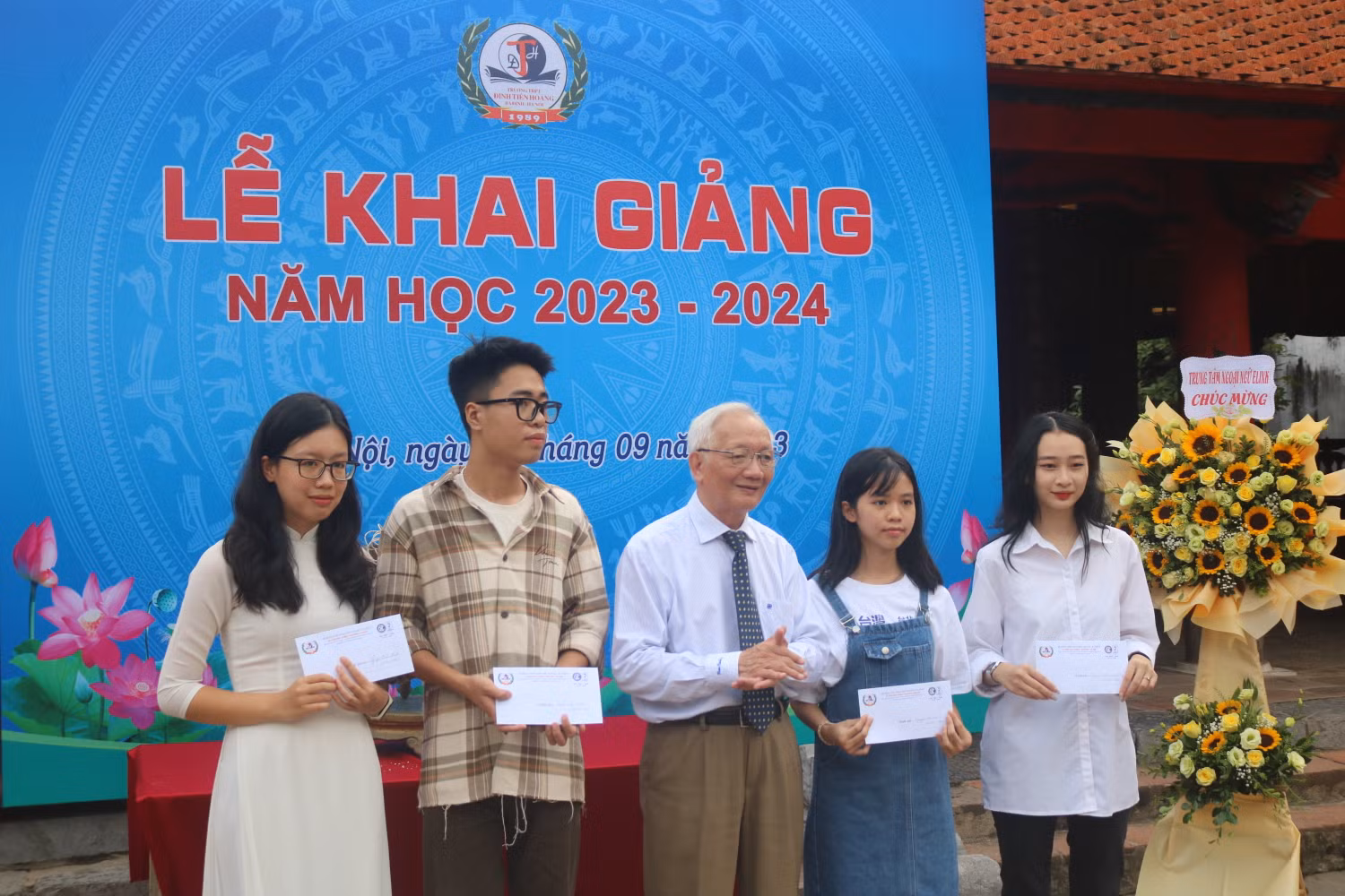 Thầy Nguyễn Tùng Lâm trao thưởng và chụp ảnh lưu niệm cùng 4 học sinh đạt điểm cao trong kỳ thi tốt nghiệp trung học phổ thông 2023. Trong đó các em đều đạt điểm tổng xét tuyển từ 25,15 điểm trở lên. Thầy Nguyễn Tùng Lâm trao thưởng và chụp ảnh lưu niệm cùng 4 học sinh đạt điểm cao trong kỳ thi tốt nghiệp trung học phổ thông 2023. Trong đó các em đều đạt điểm tổng xét tuyển từ 25,15 điểm trở lên.
