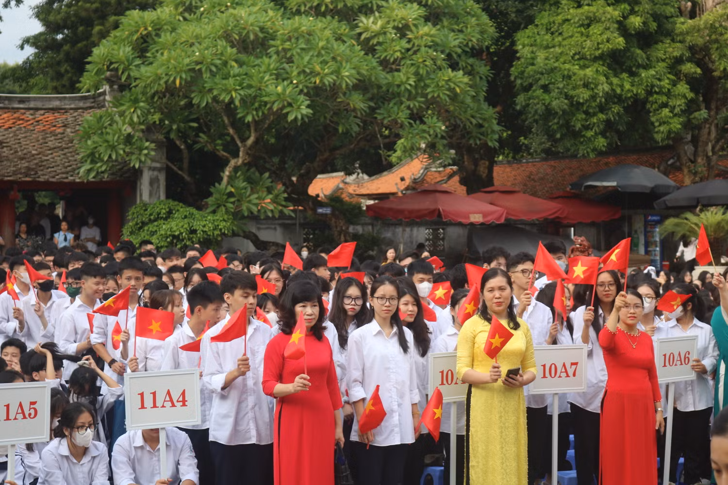 Năm học mới 2023-2024, trường Đinh Tiên Hoàng đón 350 học sinh khối 10 với 9 lớp học. Năm học mới 2023-2024, trường Đinh Tiên Hoàng đón 350 học sinh khối 10 với 9 lớp học.
