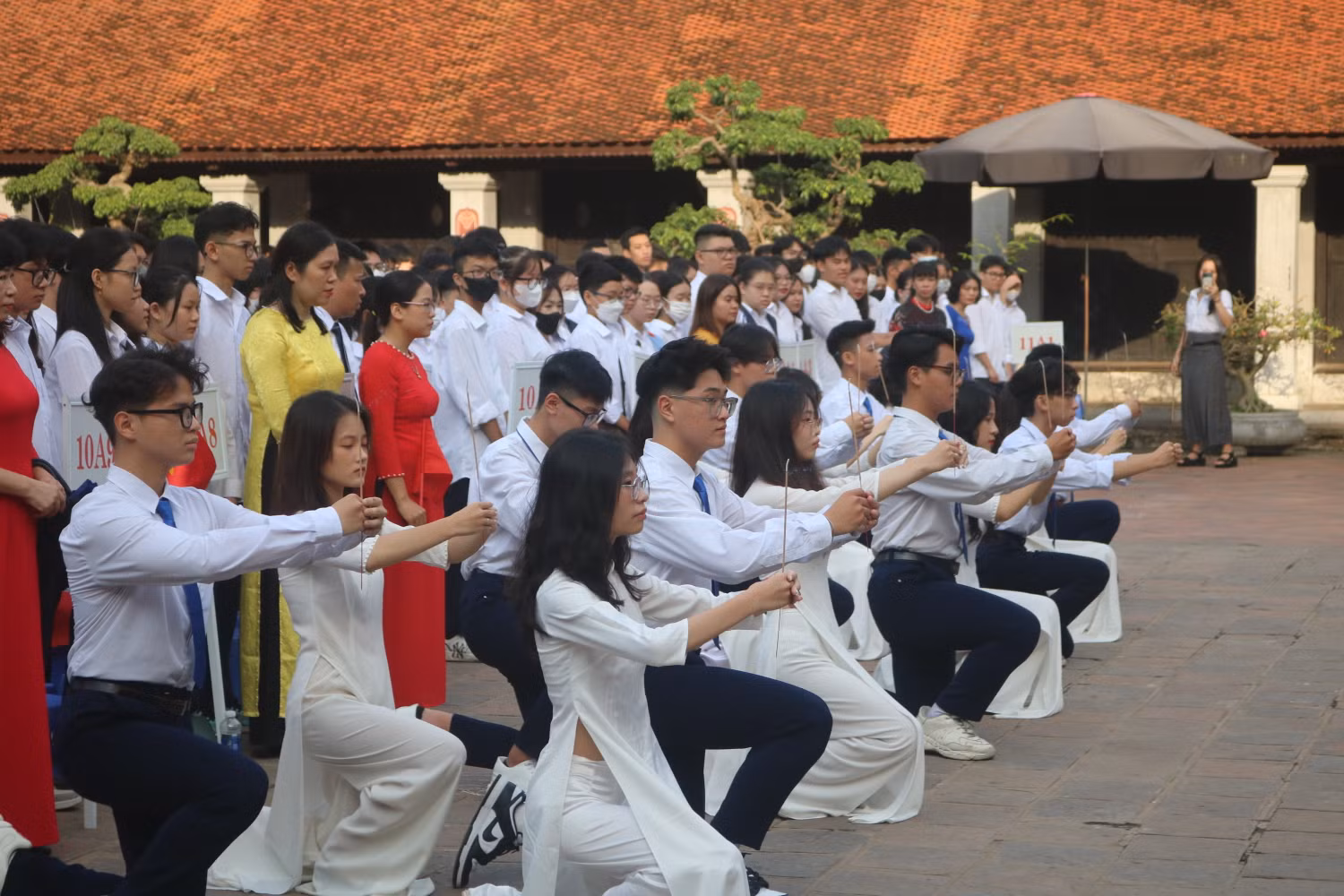 Học sinh dâng hương tưởng nhớ về anh hùng dân tộc Đinh Tiên Hoàng và thề nguyền thực hiện “lời thề khuyến học” thiêng liêng trước buổi lễ khai giảng. Học sinh dâng hương tưởng nhớ về anh hùng dân tộc Đinh Tiên Hoàng và thề nguyền thực hiện “lời thề khuyến học” thiêng liêng trước buổi lễ khai giảng.