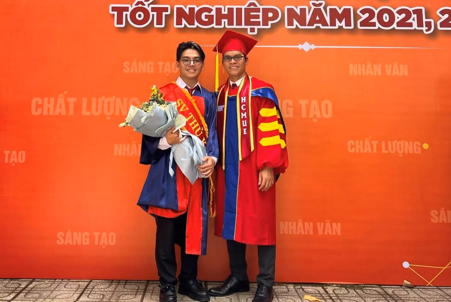 Phó Giáo sư, Tiến sĩ Phạm Nguyễn Thành Vinh (bên phải) là người đã đưa Hoàng Tuấn Đức đến với con đường nghiên cứu khoa học. (Ảnh: NVCC) Phó Giáo sư, Tiến sĩ Phạm Nguyễn Thành Vinh (bên phải) là người đã đưa Hoàng Tuấn Đức đến với con đường nghiên cứu khoa học. (Ảnh: NVCC)