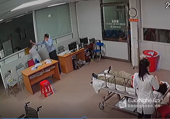 Cảnh bác sĩ Hoàng Thị Minh bị hành hung. Ảnh: Trích xuất camera bệnh viện. Ảnh cắt từ video.