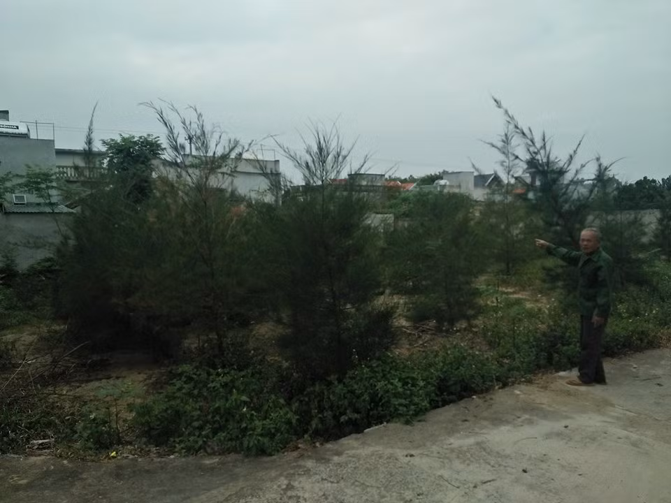 Thửa đất của hộ gia đình bà K.T.M. (thôn 7) mua với giá 50 triệu đồng nhưng nhiều năm không được sang tên đổi chủ. Ảnh: XUÂN QUANG.