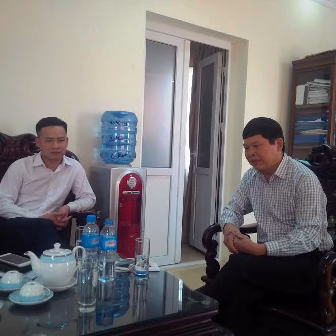 Ông Bùi Đình Cam (phải) trao đổi với phóng viên. Ảnh: Thụy Miên. Ông Bùi Đình Cam (phải) trao đổi với phóng viên. Ảnh: Thụy Miên.