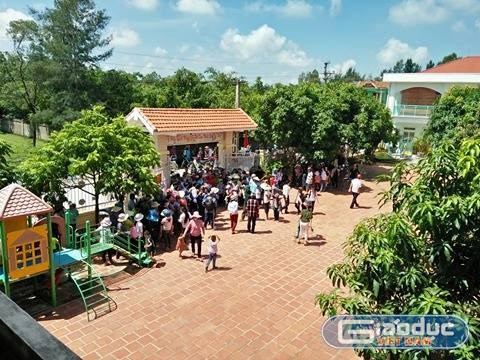 Trước đó, nhiều phụ huynh cầm băng rôn đề nghị các cơ quan có thẩm quyền thanh tra, kiểm tra tài chính trường Mầm non Quảng Thái từ năm 2014 đến nay. Ảnh: Xuân Quang. Trước đó, nhiều phụ huynh cầm băng rôn đề nghị các cơ quan có thẩm quyền thanh tra, kiểm tra tài chính trường Mầm non Quảng Thái từ năm 2014 đến nay. Ảnh: Xuân Quang.