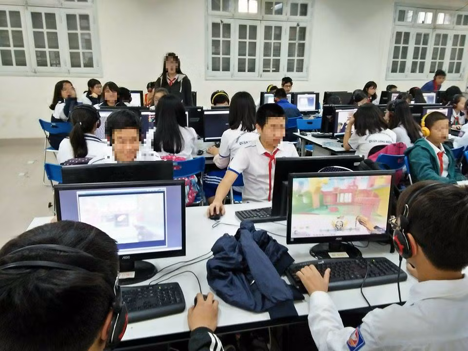 Một giờ học liên kết ngoại ngữ của DynEd nhưng các em học sinh chủ yếu là chơi game. Ảnh Trinh Phúc. Một giờ học liên kết ngoại ngữ của DynEd nhưng các em học sinh chủ yếu là chơi game. Ảnh Trinh Phúc.