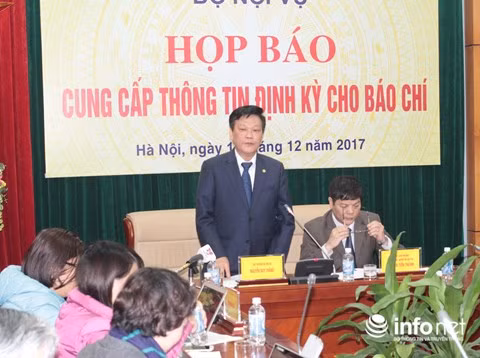 Thứ trưởng Bộ Nội vụ - ông Nguyễn Duy Thăng (đứng) tại buổi họp báo hôm 12/12. Ảnh: Trinh Phúc.