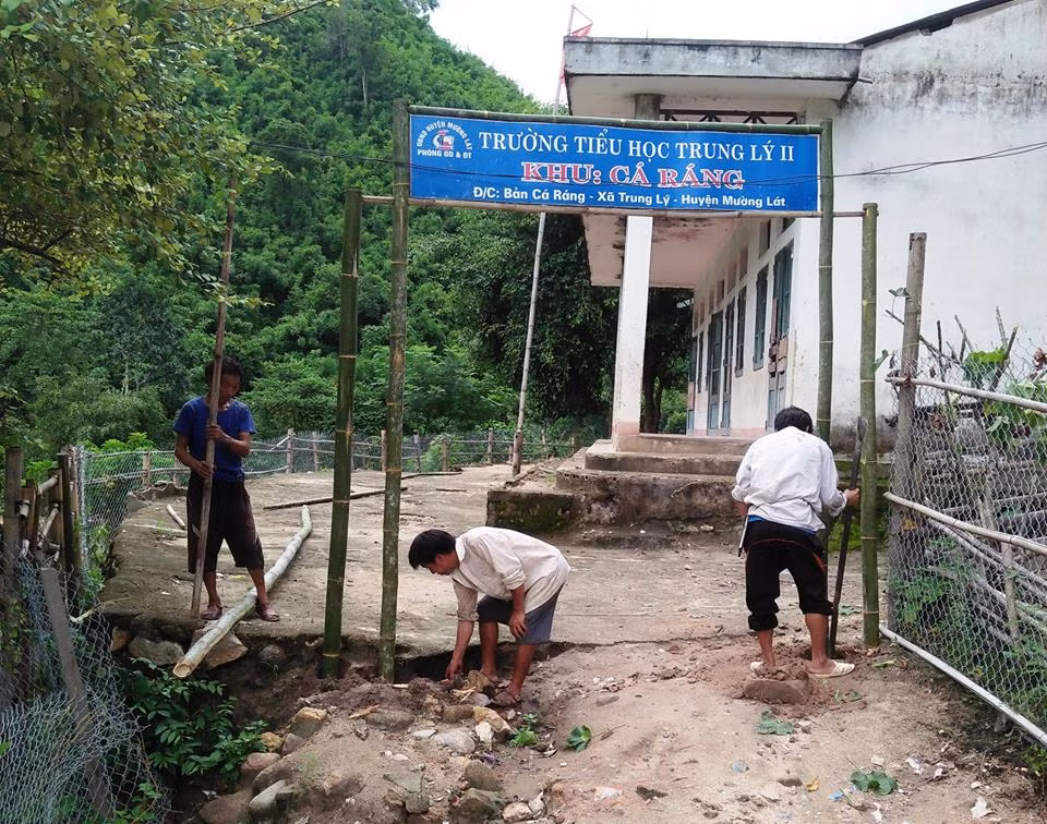 Trước ngày khai giảng giáo viên trường tiểu học Trung Lý 2, khu Cá Ráng phải tập trung sức tu sửa lại trường học. Ảnh: Xuân Quang.