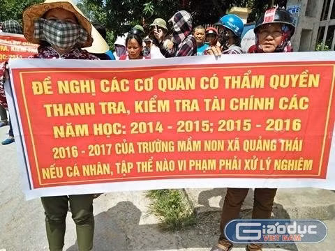 Trước đó, nhiều phụ huynh xã Quảng Thái đề nghị cơ quan có thẩm quyền thanh tra, kiểm tra tài chính nhà trường năm học 2014-2015; 2015-2016; 2016-2017. Ảnh: Xuân Quang