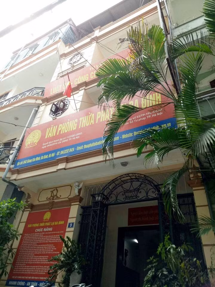 Một nhân viên Văn phòng Thừa phát lại (giấu tên) xác nhận với phóng viên Báo điện tử Giáo dục Việt Nam rằng: "Văn phòng có ký hợp đồng với ông Hà Hùng Cường để thuê nhà. Ảnh: Thụy Du.