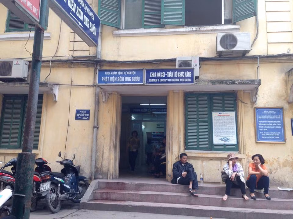 Những kẻ táng tận lương tâm sẵn sàng bán thuốc giả cho những bệnh nhân ung thư, đang bấu víu lấy sự sống từng giờ, từng phút. ảnh chụp một góc bệnh viên K Trung ương. Ảnh trên Báo Người đưa tin. Những kẻ táng tận lương tâm sẵn sàng bán thuốc giả cho những bệnh nhân ung thư, đang bấu víu lấy sự sống từng giờ, từng phút. ảnh chụp một góc bệnh viên K Trung ương. Ảnh trên Báo Người đưa tin.