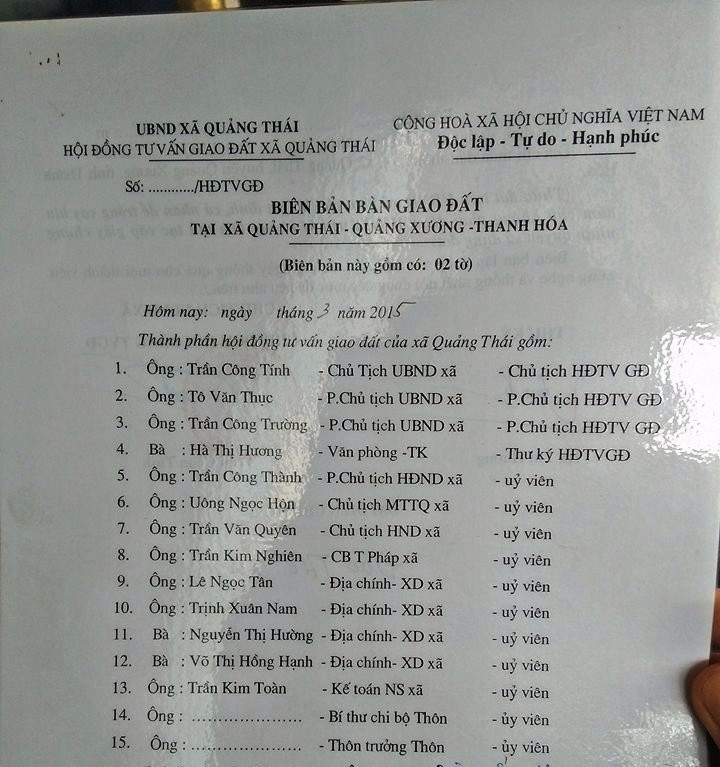 Biên bản bàn giao đất của xã Quảng Thái cho hộ ông Đ.T.L. năm 2015. Tuy nhiên, tại biên bản bàn giao đất này không ghi số, không ghi diện tích đất; không có số thửa đất, tờ bản đồ, không xác định vị trí thửa đất. Ảnh: XUÂN QUANG. Biên bản bàn giao đất của xã Quảng Thái cho hộ ông Đ.T.L. năm 2015. Tuy nhiên, tại biên bản bàn giao đất này không ghi số, không ghi diện tích đất; không có số thửa đất, tờ bản đồ, không xác định vị trí thửa đất. Ảnh: XUÂN QUANG.
