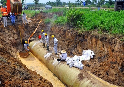 Đường ống nước Sông Đà số 1 bị vỡ 17 lần khiến cuộc sống của khoảng 70.000 hộ dân thuộc 6 quận nội thành Hà Nội thường xuyên bị ảnh hưởng. Ảnh: VnEconomy. Đường ống nước Sông Đà số 1 bị vỡ 17 lần khiến cuộc sống của khoảng 70.000 hộ dân thuộc 6 quận nội thành Hà Nội thường xuyên bị ảnh hưởng. Ảnh: VnEconomy.