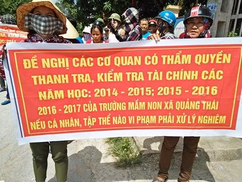 Phụ huynh cầm băng rôn đề nghị các cơ quan có thẩm quyền thanh tra, kiểm tra tài chính từ năm 2014 đến nay. Đến cuối giờ trưa nay, phụ huynh đã trở về nhà. Ảnh: Xuân Quang. Phụ huynh cầm băng rôn đề nghị các cơ quan có thẩm quyền thanh tra, kiểm tra tài chính từ năm 2014 đến nay. Đến cuối giờ trưa nay, phụ huynh đã trở về nhà. Ảnh: Xuân Quang.