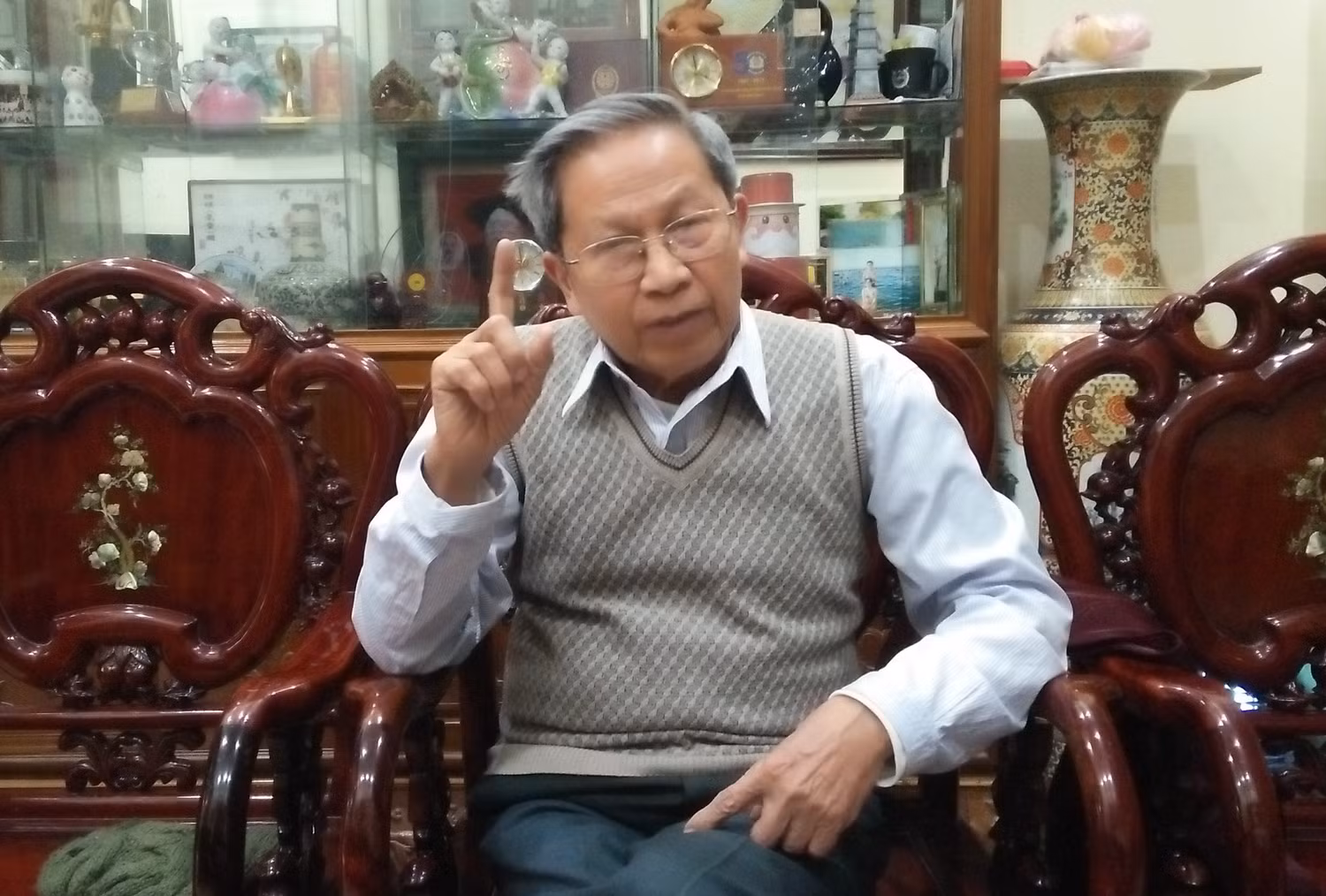 Thiếu tướng Lê Văn Cương chia sẻ với Báo Điện tử Giáo dục Việt Nam về những lùm xùm xung quanh câu chuyện kỷ luật ông Ngô Văn Tuấn. Ảnh: Du Thiên.