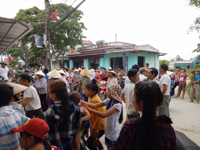 Trước đó, nhiều người dân xã Quảng Phúc kéo lên Ủy ban xã để phản đối việc nhập trường. Ảnh Hồng Đức/danviet.vn.