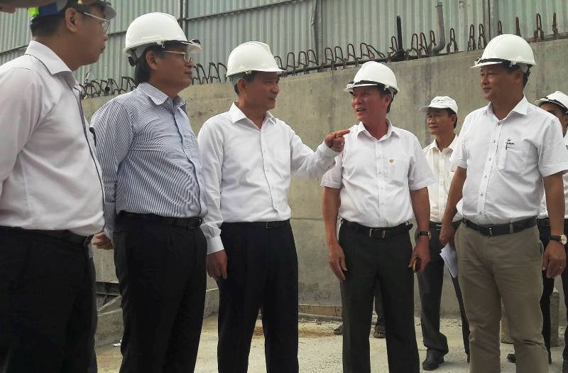 Bí thư Thành ủy Đà Nẵng Trương Quang Nghĩa xuống hiện trường kiểm tra tiến độ hầm chui. Ảnh: TT
