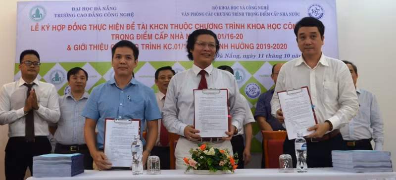 Đại diện Bộ Khoa học và Công nghệ chuyển giao đề tài nghiên cứu cho Trường cao đẳng công nghệ Đà Nẵng. Ảnh: TT