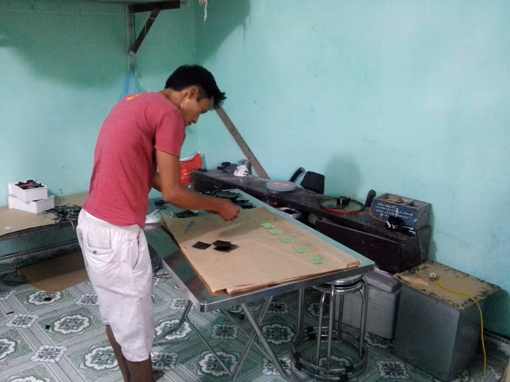 Con trai út của Bà sau khi thoát khỏi bệnh tim đã cùng gia đình làm việc