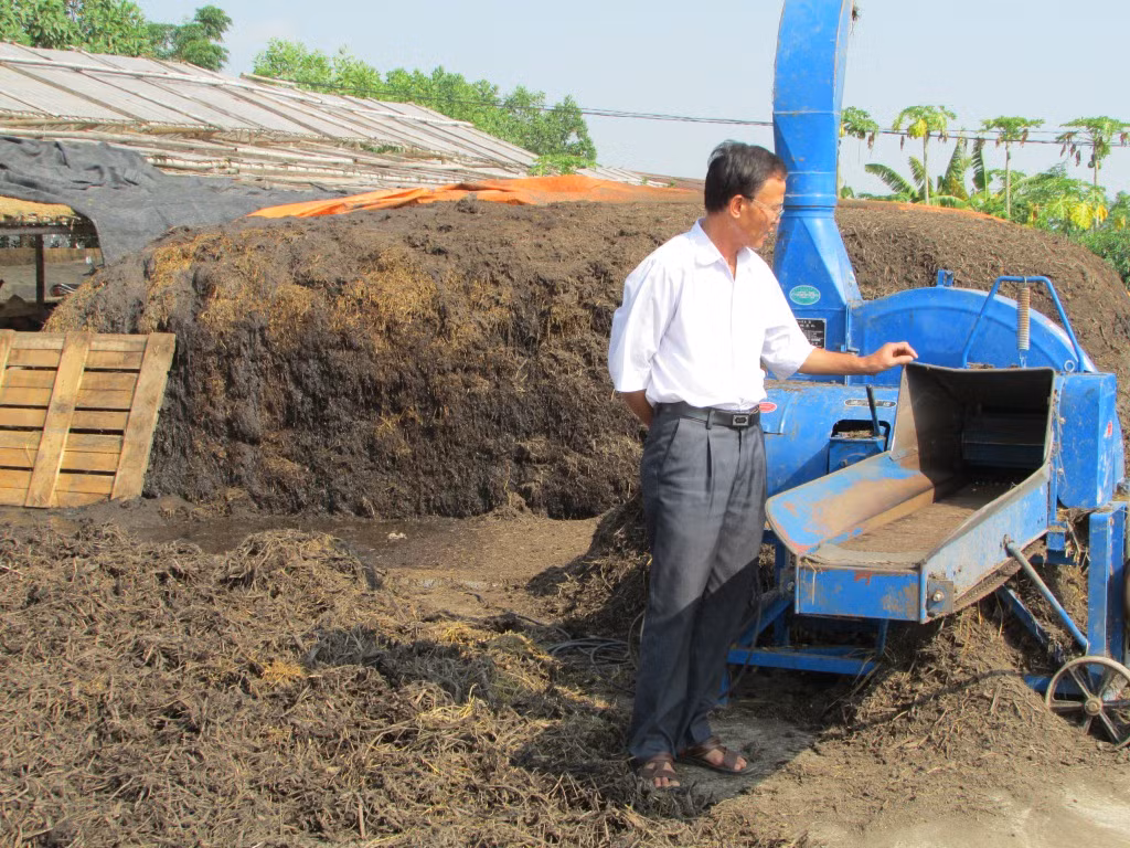 Ông Tạ Đình Căn giới thiệu về máy nghiền nguyên liệu sản xuất phân hữu cơ sinh học.