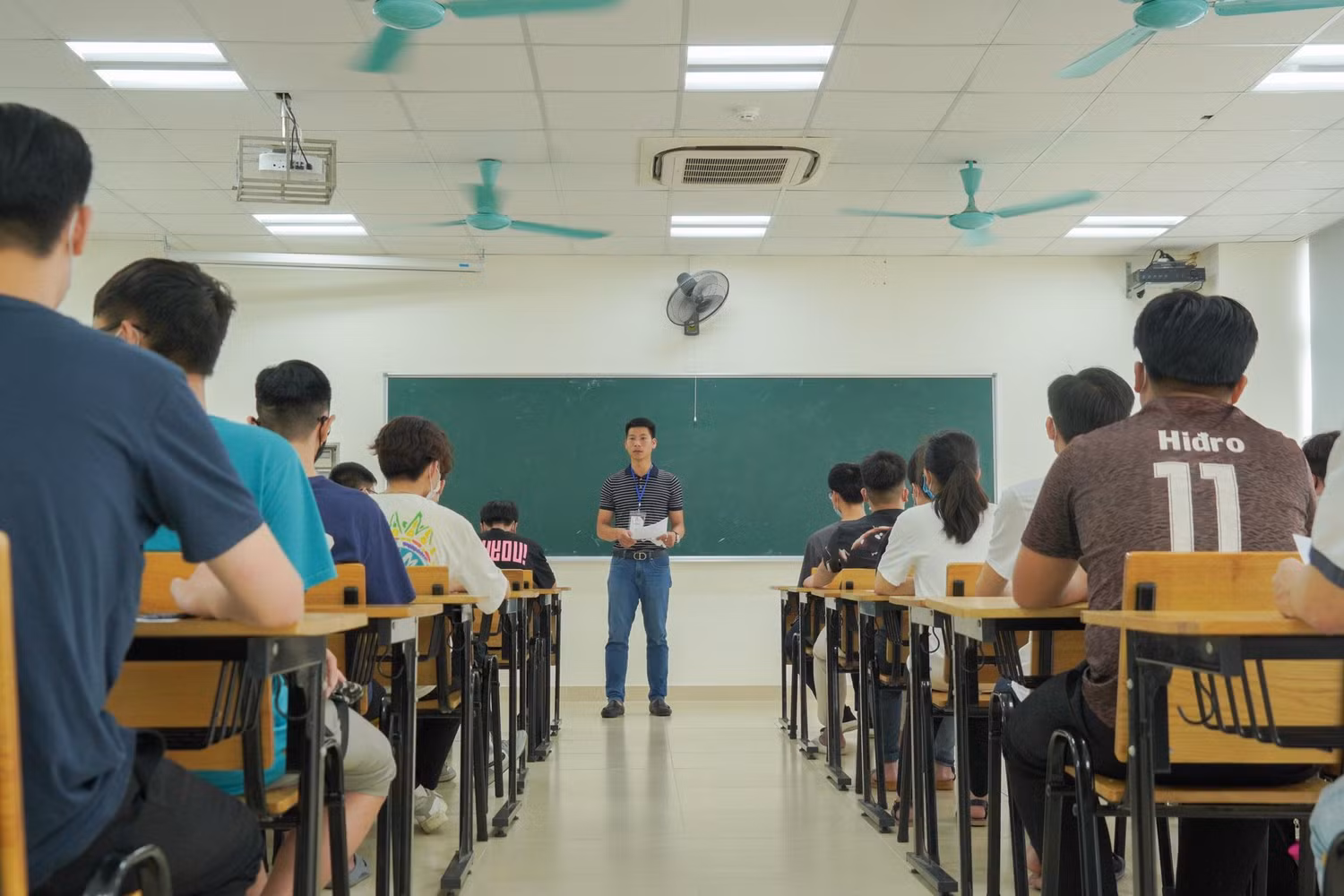 Thí sinh tham dự bài thi đánh giá tư duy của Đại học Bách khoa Hà Nội năm 2022. Ảnh: DN